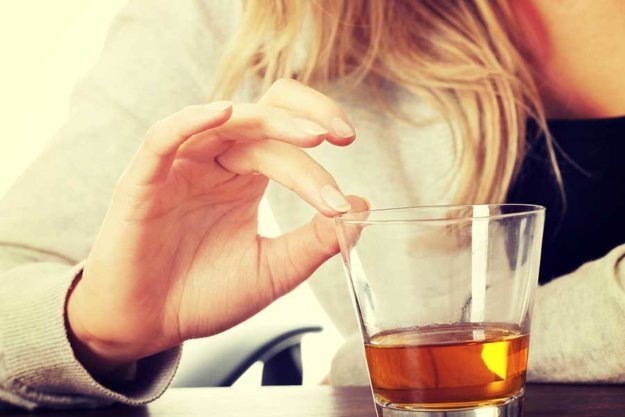 signs-of-alcohol-addiction woman holding a glass of alcohol